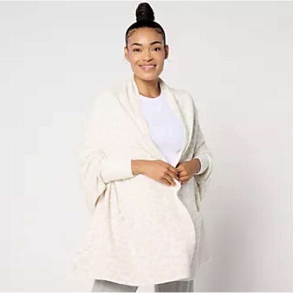Barefoot Dreams CozyChic Ultra Lite Blanket Wrap   New no tags never worn.